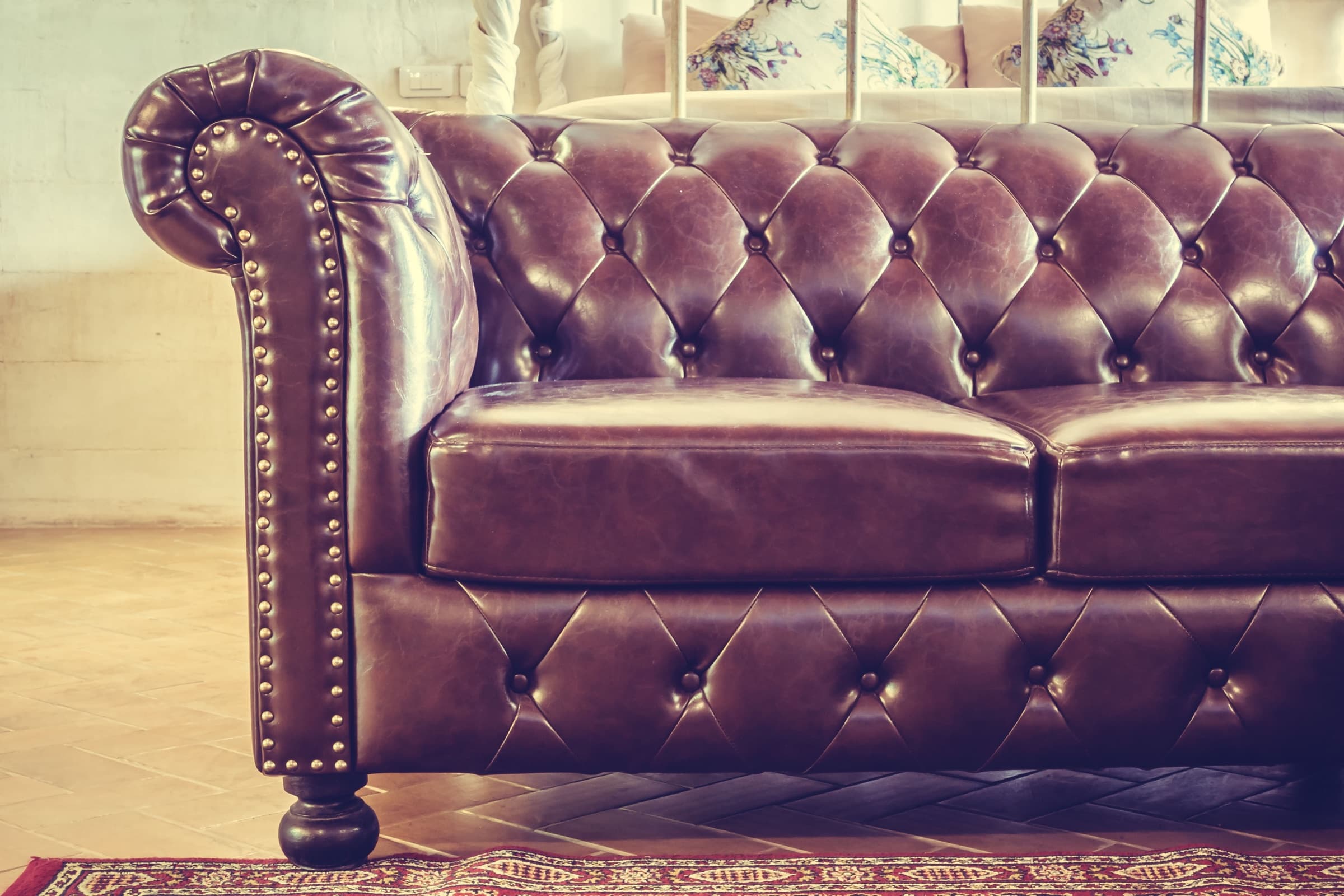 Divano Chesterfield in pelle marrone restaurato — Tomana Dreams
